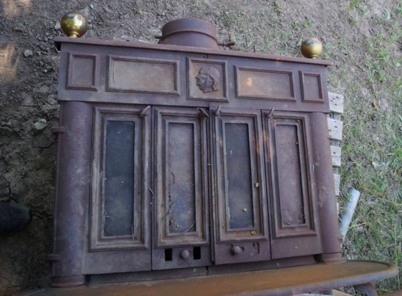 lot 1503 image: Vintage Wood Stove-Possibly Franklin-Missing back legs- VERY HEAVY