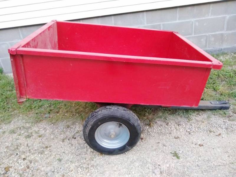lot 1550 image: YARD TRAILER - HUSKEE - Dumping - Attach to your riding lawnmower Must have