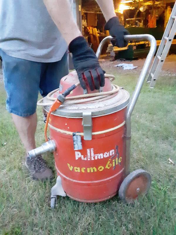 lot 1001 image: Vintage Pullman Vacmobile - Portable Shop Vacuum - M# JB-90 - WORKS SEE VIDEO