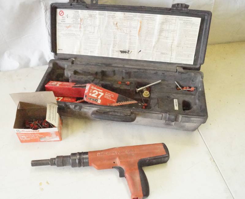 lot 5417 image: Remington 496 - Powder Auctated Tool - M# 496 w. case Nails and .27 cal Cartridges