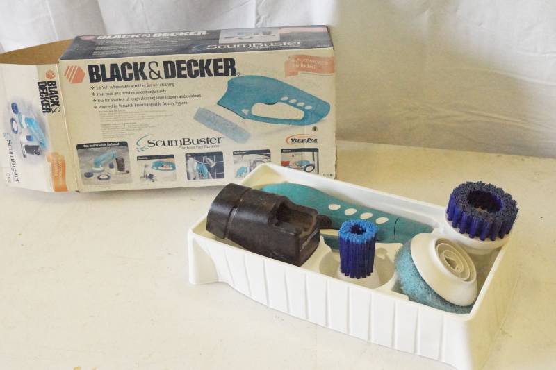 lot 5418 image: Black and Decker Scum Buster w original box