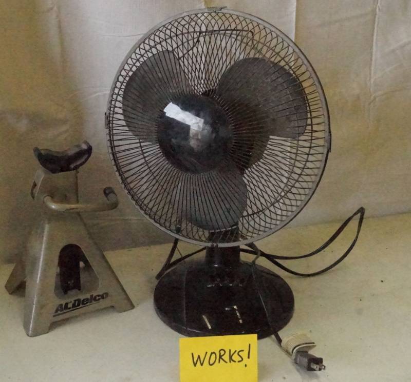 lot 5423 image: Oscillating Fan and AC Delco Jack Stand - both work
