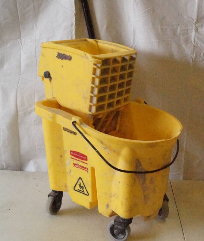lot 5432 image: Rubbermaid Mop Bucket - Works