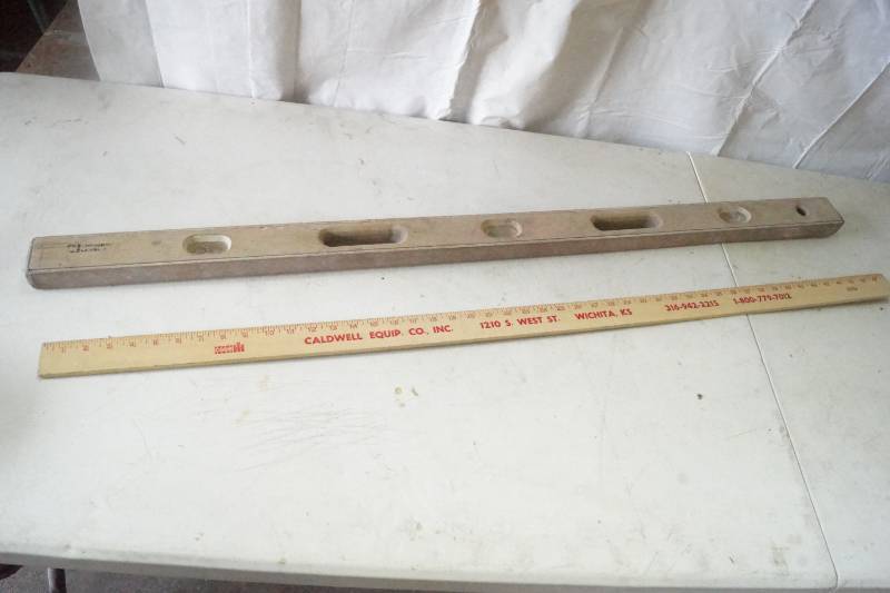 lot 5443 image: 4 Foot Wooden Level