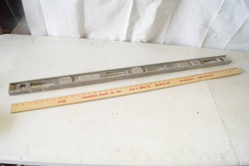 lot 5444 image: 4 Foot Tradesman Level