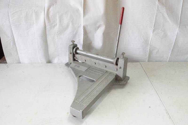 lot 5452 image: Gundlach H-76 12 Tile Cutter with Casters