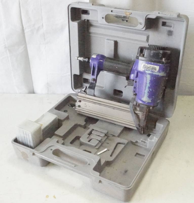 lot 5457 image: Central Pneumatic 1 12 T Nails 13G - For Concrete T Nails