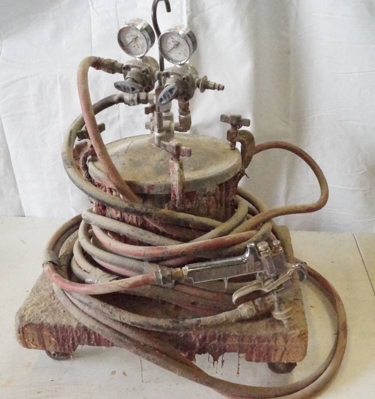 lot 5460 image: Airless Paint Sprayer with Hose - Gauges and Gun