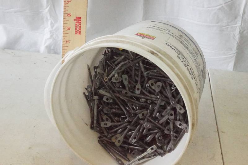 lot 5466 image: Bucket of Suspended Ceiling Screw Anchors