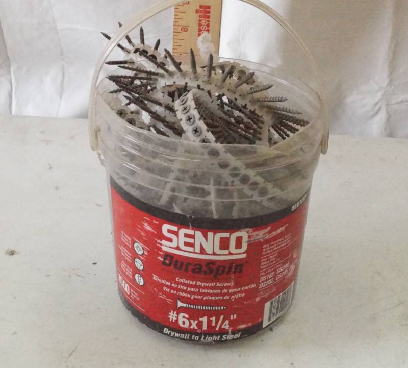 lot 5467 image: Bucket of Senco Collated DuraSpin Drywall Screws - Coarse Thread - #6 x 1 14
