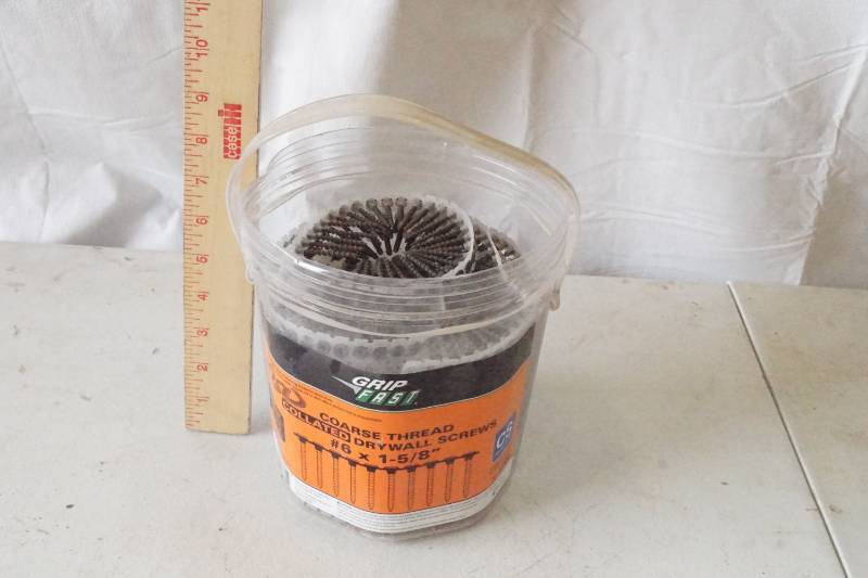 lot 5468 image: Bucket of Grip Fast Collated Drywall Screws - Coarse Thread - #6 x 1 58