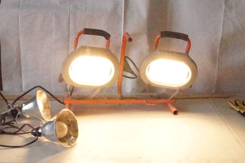 lot 5478 image: Dual Portable Work Lights and 2 Drop Lights