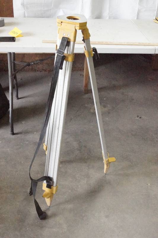 lot 5485 image: Dewalt DW0736 Construction Tripod