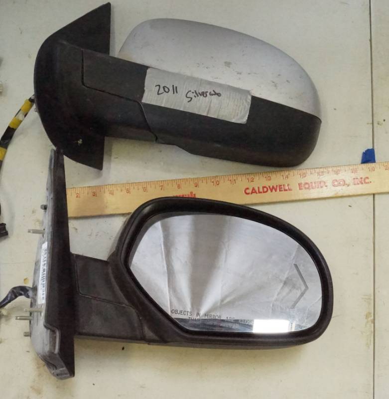 lot 5500 image: Truck Mirrors (P)20756839 & (P)20843137 - Removed From 2011 Chevy Silverado - Pair - with Turn Signals