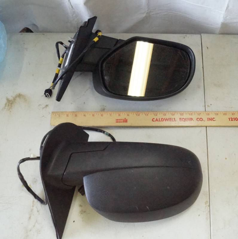 lot 5501 image: 2007 - 2014 GM Side Mirrors Power Heat Textured - Pair (P)20843116