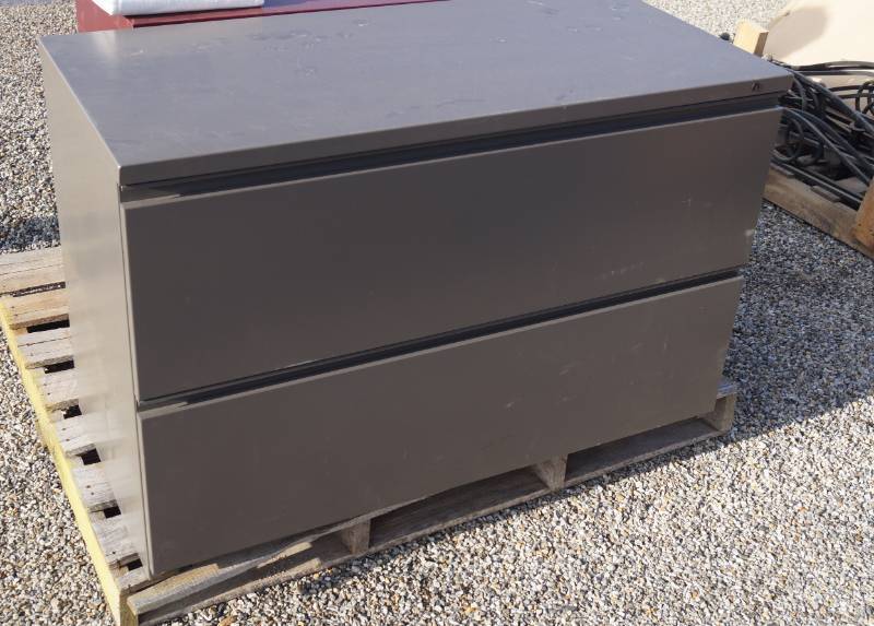 lot 5249 image: Metal Lateral File Cabinet