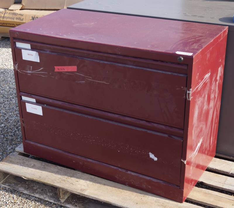 lot 5251 image: Metal Lateral File Cabinet