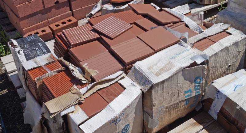 lot 5310 image: Pallet of Dark Red Quarry Tile - Great Find