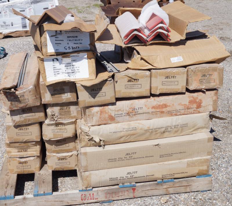 lot 5321 image: Lot of Tile corner piece and other metal braces - see photos