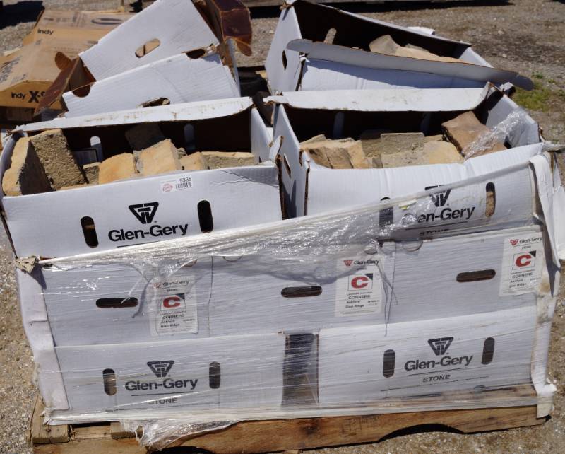 lot 5335 image: Pallet of Flagstone Building Facing - Glen-Gery Stone - Many boxes are labeled CORNERS