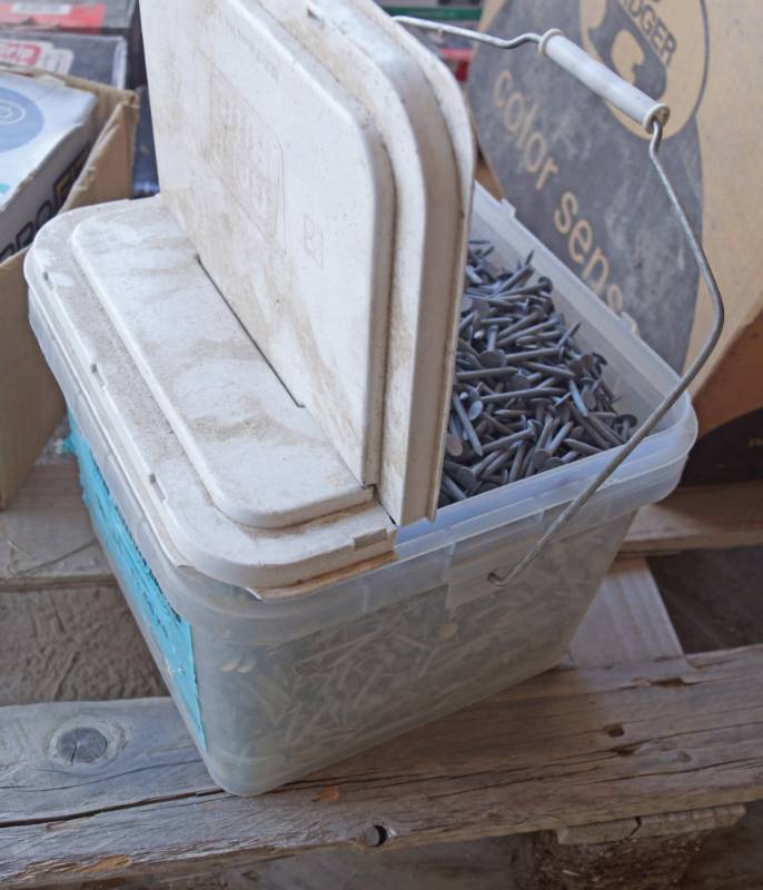 lot 5353 image: Tub of Roofing Nails 1-12 Galvanized - See pics