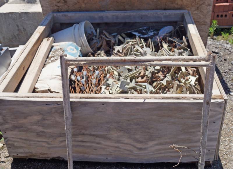 lot 5372 image: Lot of Concrete Construction Anchors in a wooden transport box