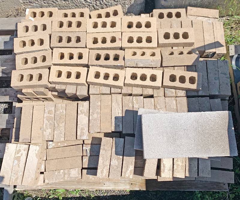 lot 5299 image: Pallet of Blond Bricks - Great for your construction projects