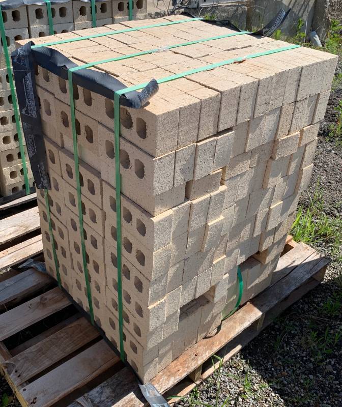 lot 5305 image: Pallet of Blond Bricks - Well load w a fork lift onto your truck - New on the pallet