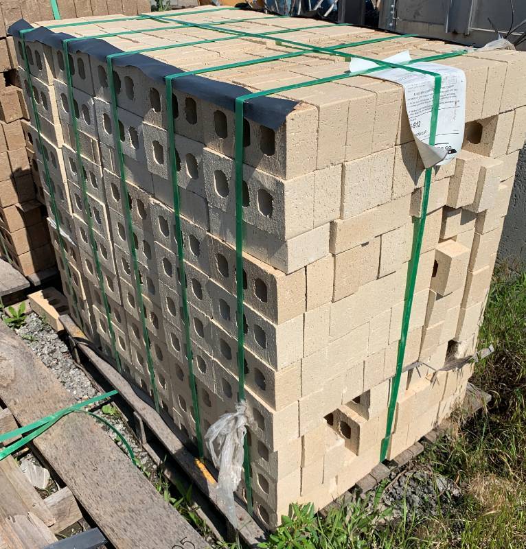 lot 5304 image: Pallet of Blond Bricks - New on the pallet - Well load w a fork lift onto your truck