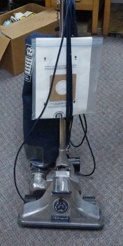 lot 5681 image: Commercial Quality Vacuum Cleaner ROYAL wBags - Great Condition Works - No Smells - Needs a New Belt