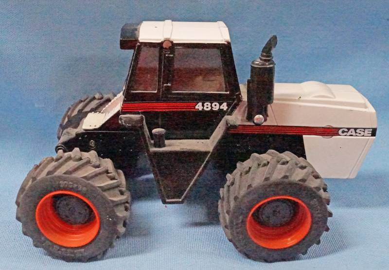 lot 5689 image: Small Toy Case 4894 Tractor - Very Cool