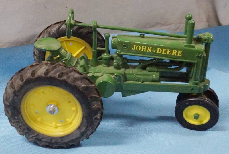 lot 5690 image: Small Toy John Deere Tractor - Great Condition