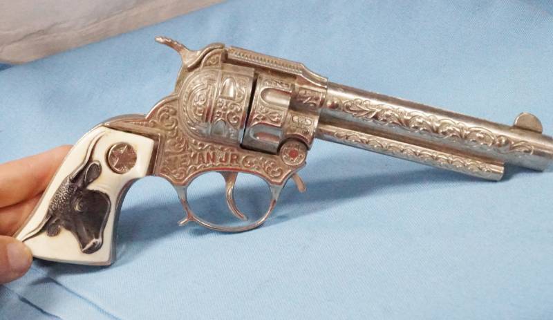 lot 5694 image: Old Toy Western Gun - Neato