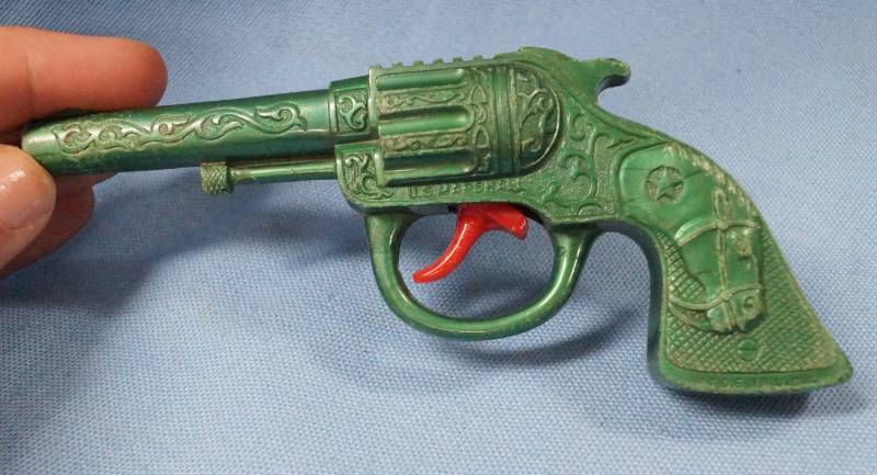 lot 5705 image: Small Plastic Toy Gun