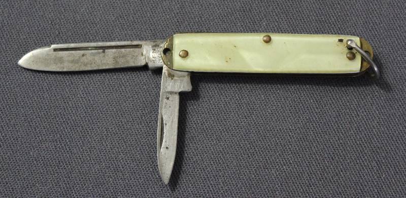 lot 9107 image: Vintage 2.25 Kent NY City USA Multi-Blade Folding Pocket Knife with Key Ring.