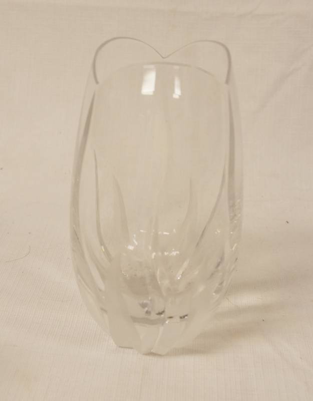 lot 1220 image: Pretty Floral Vase - Etched Glass - Very nice