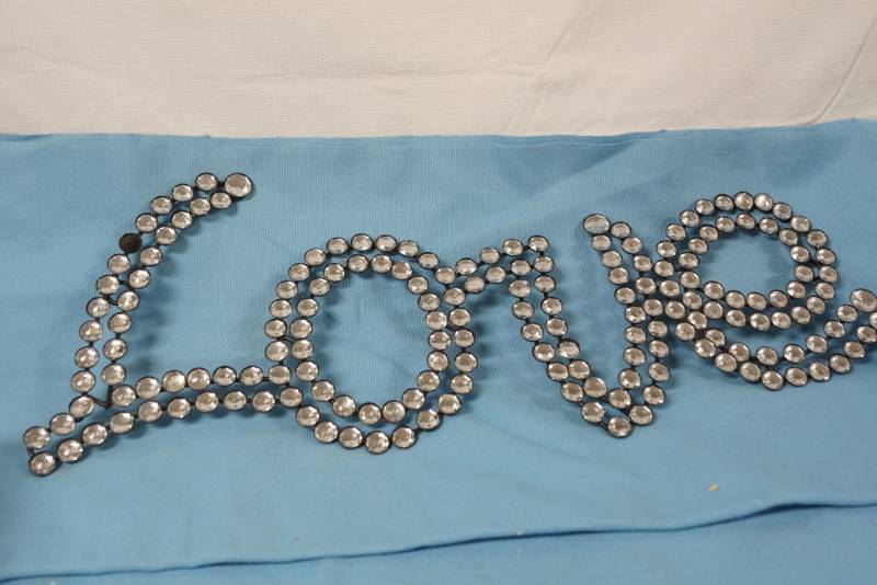 lot 5721 image: Wall Decor Love Sign