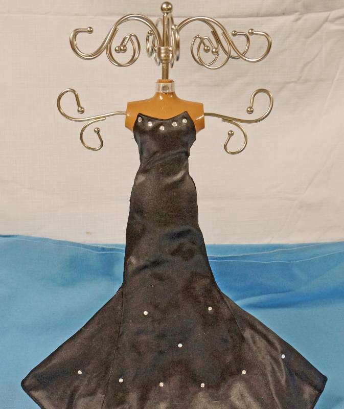 lot 5724 image: Unique Fun Jewelry Holder -Very Cool Piece