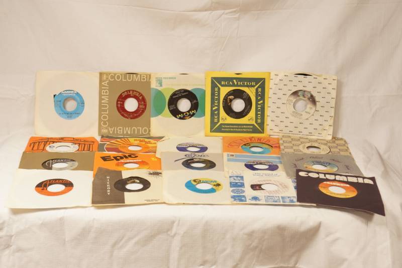lot 5761 image: Lot of 20 45s Vinyl Records - See Titles