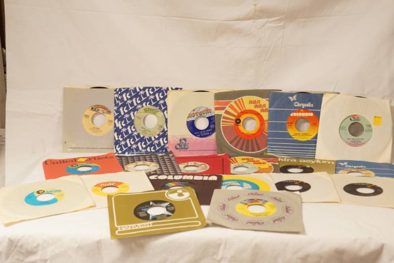 lot 5762 image: Lot of 20 45s Vinyl Records - See Titles