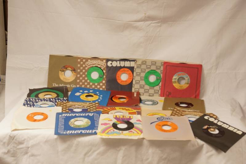 lot 5764 image: Lot of 20 45s Vinyl Records - See Titles