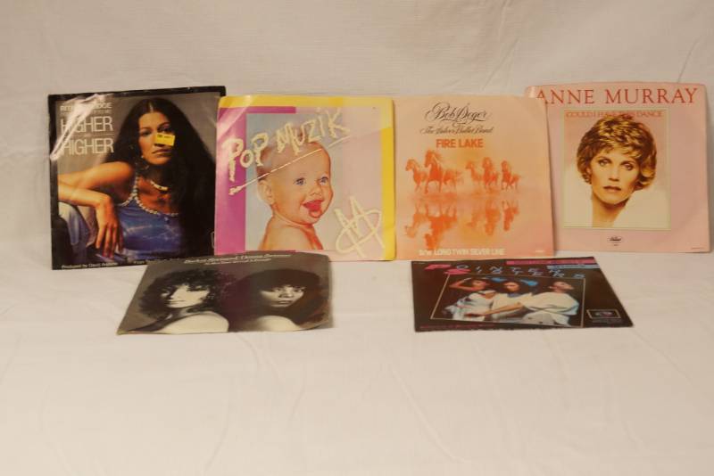 lot 5768 image: Lot of 6 45s Vinyl Records - See Titles