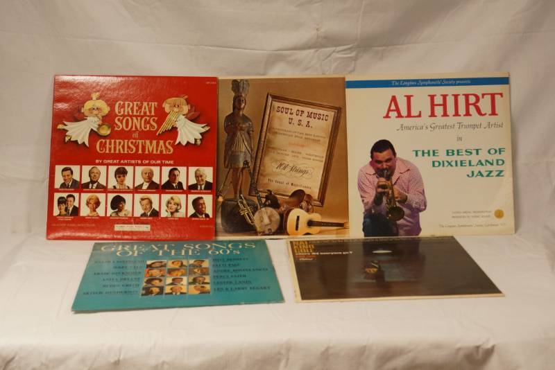 lot 5776 image: Lot of 5 Vinyl Records