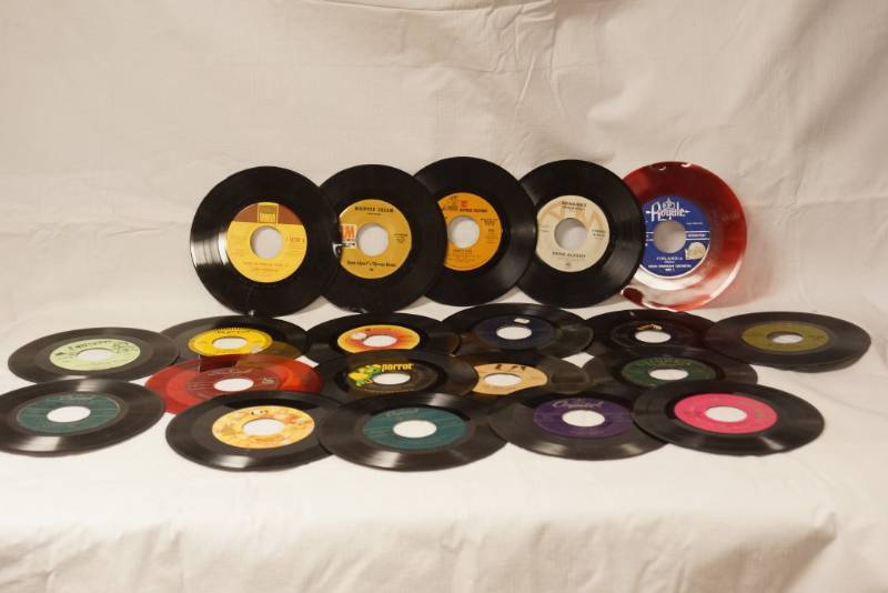 lot 5780 image: Lot of 20 45s Vinyl Records - See Titles