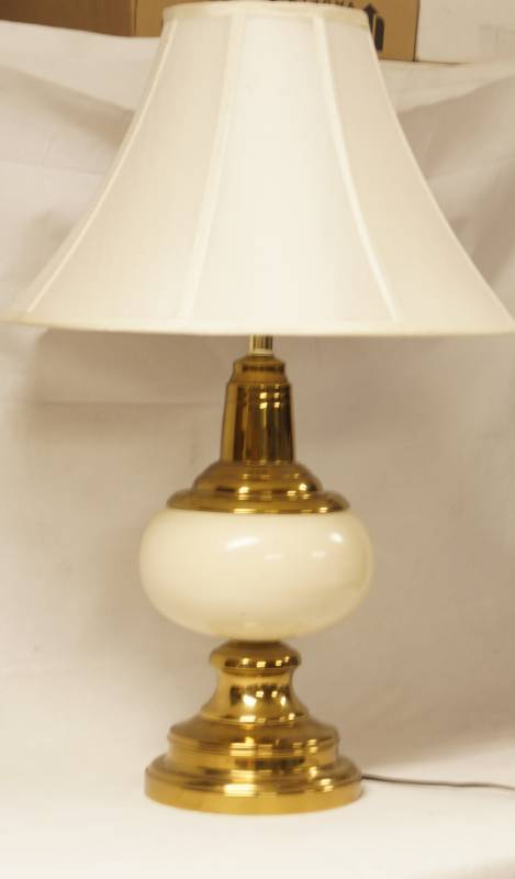 lot 5834 image: White and Gold Colored Lamp - Beautiful