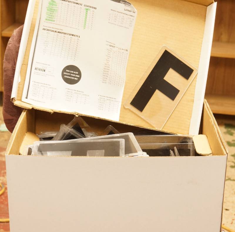 lot 5797 image: Large Box of Letters for Outdoor Signs - Very Good Quality