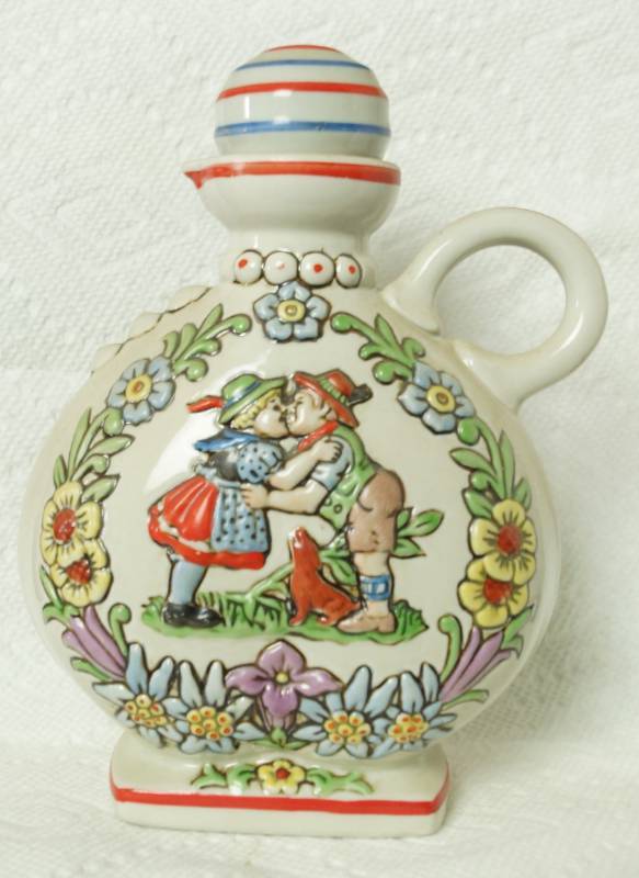 lot 1072 image: Collectible Decanter Ceramarte - Dutch Couple Kissing Floral Made in Brazil - Rio Negrinho - CORACAO