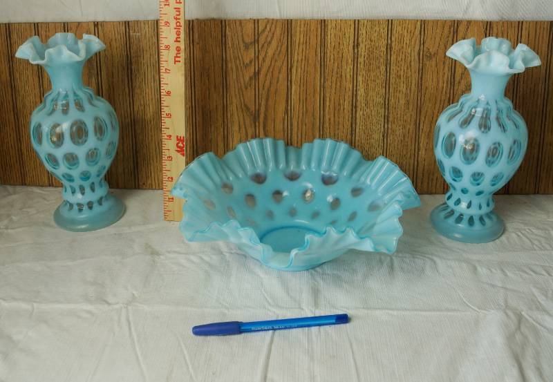 lot 1059 image: Blue Dot FENTON - 3 Piece Blue Glass Set - Perfect Condition