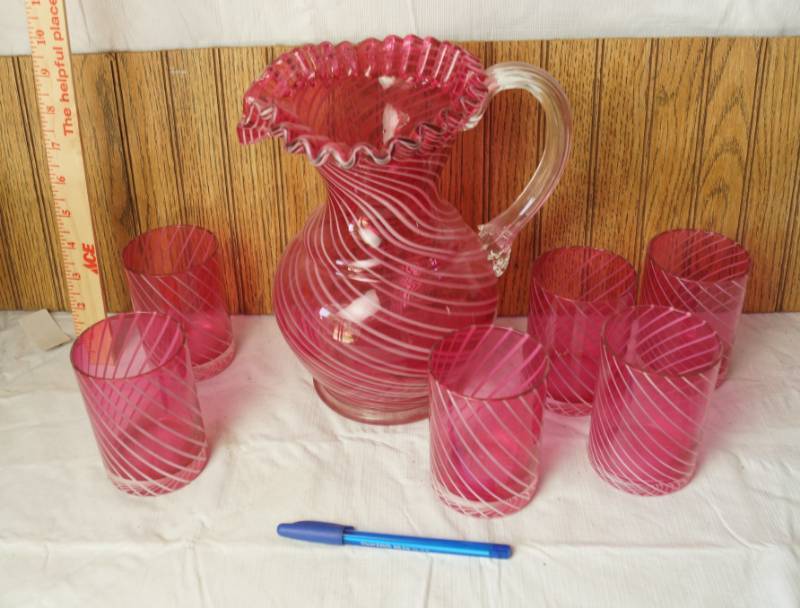 lot 1055 image: Pink Swirl Glass - So pretty 7 Piece - Pitcher and Glasses Set - Excellent Condition