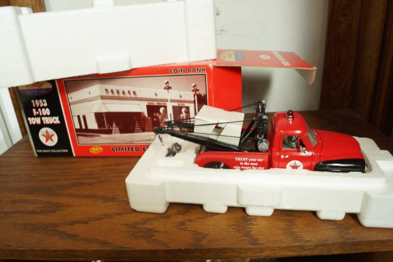 lot 1138 image: TONKA Collector Series - 891 of 10k - Limited Edition 1953 F-100 Tow Truck
